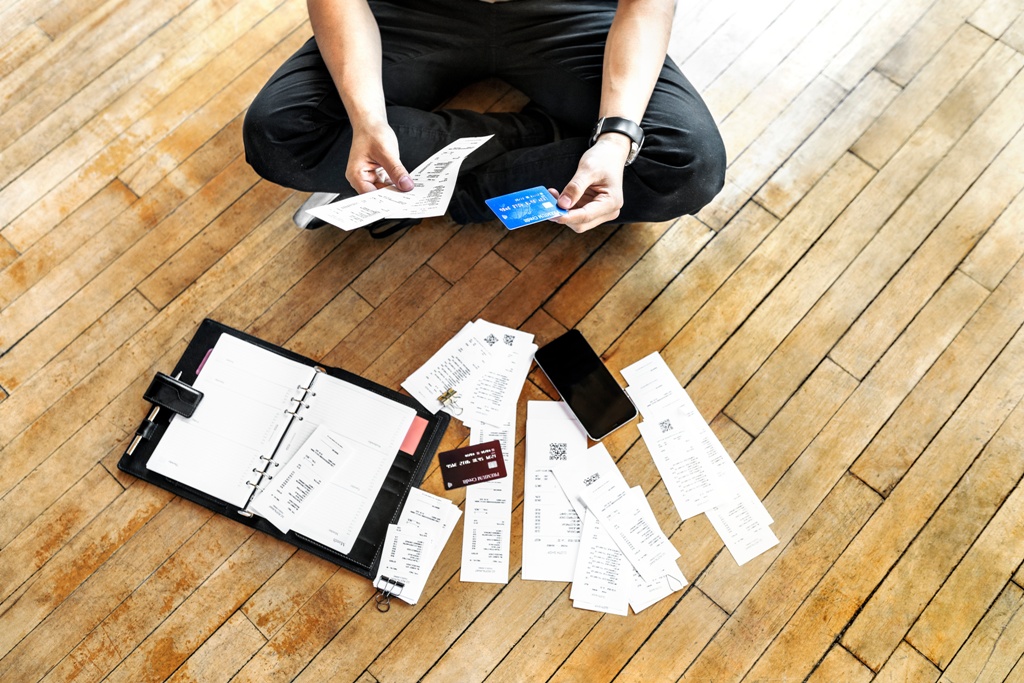 Man looking at bills trying to figure out payments as he doesn’t have a debt consolidation plan