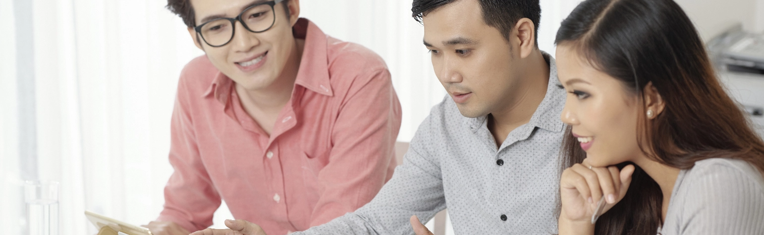 How can I determine which licensed money lender is the best one for me?
