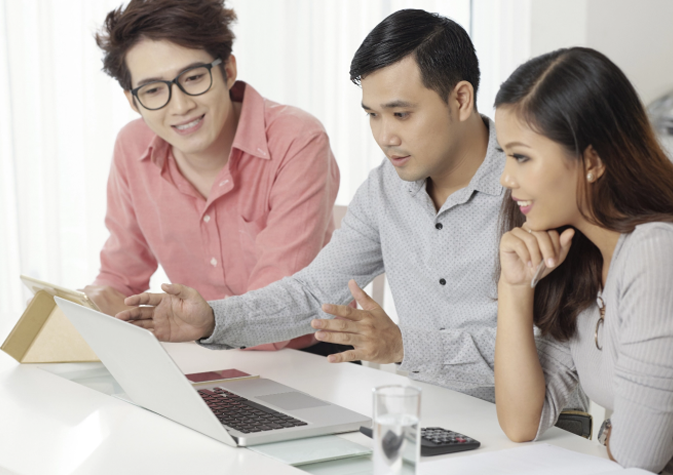 How can I determine which licensed money lender is the best one for me?