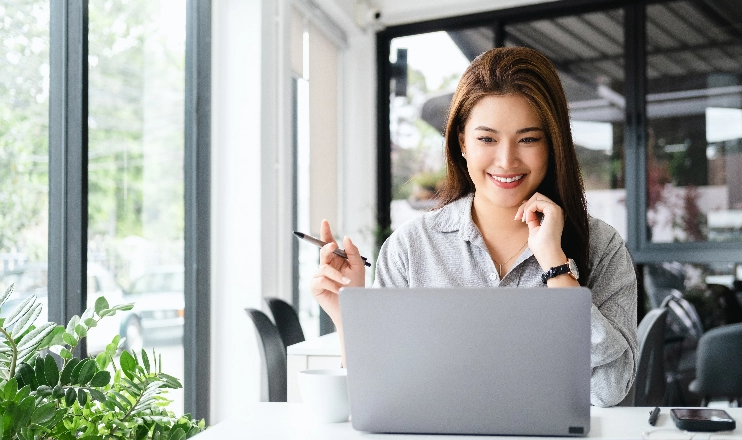 What are the benefits I can get when borrowing from a licensed money lender if I have a good credit history andor am a regular customer